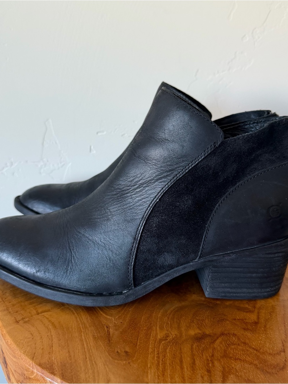 Born Womens black leather ankle boots zipper closure US 11 suede leather